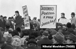 Народный депутат РСФСР Борис Немцов (слева) выступает на митинге движения "Демократическая Россия", Нижний Новгород, 1990 год