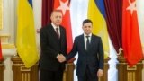 Эрдоган в Киеве произносит "Слава Украине!"