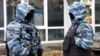 Российские силовики увезли женщину после обыска в Крыму
