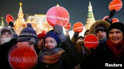 Участники манифестации в поддержку братьев Навальных 30 декабря на Манежной площади в Москве
