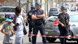 Французские полицейские во время противотеррористической операции