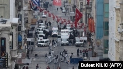  Турецкая полиция и следователи работают на месте, где был совершен теракт, 19 марта 2016
