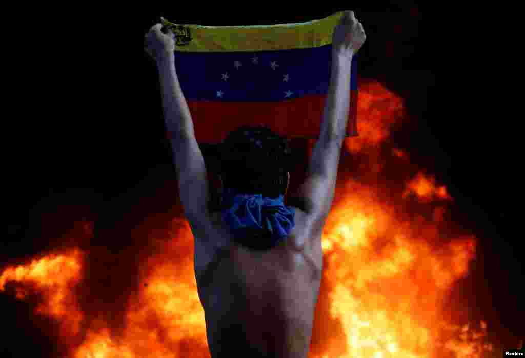 Массовые протесты в Венесуэле против политики президента Николаса Мадуро в июне 2017 года. Мадуро и его предшественник Уго Чавес пытались построить в Венесуэле социализм и массово национализировали предприятия. Эта политика плюс падение цен на нефть, которая была главным экспортным товаром страны, привели к тяжелейшему экономическому кризису, голоду, дефициту товаров и эмиграции из Венесуэлы нескольких миллионов человек. Несмотря на кризис, Мадуро, которого поддерживают в Кремле, отказывается покидать свой пост. Он винит в проблемах в Венесуэле &quot;заговор&quot;, в котором якобы участвуют США и другие враги страны