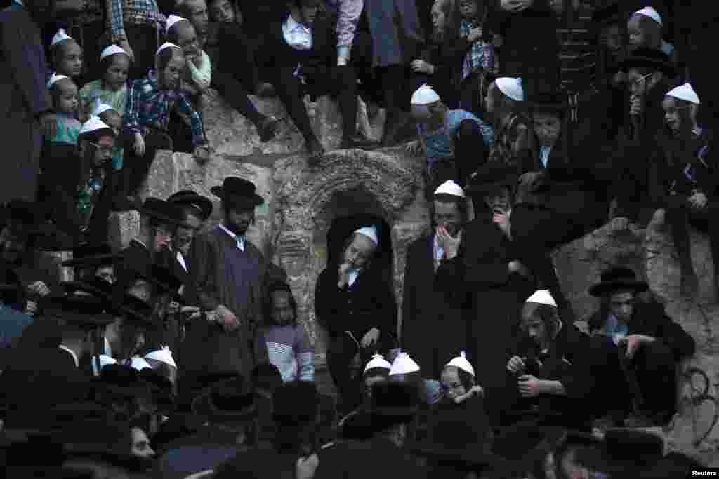 Верующие набирают воду из источника неподалеку от Иерусалима, исполняя ритуал, предшествующий приготовлению мацы накануне Пасхи
