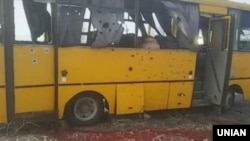 Обстрел автобуса в поселке Бугас в Донецкой области 