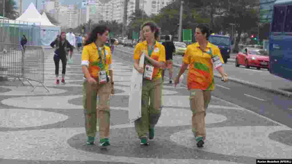 Волонтеры, помогающие гостям Олимпиады