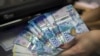 Казахская валюта снова обновила исторический минимум - 331 тенге за доллар 