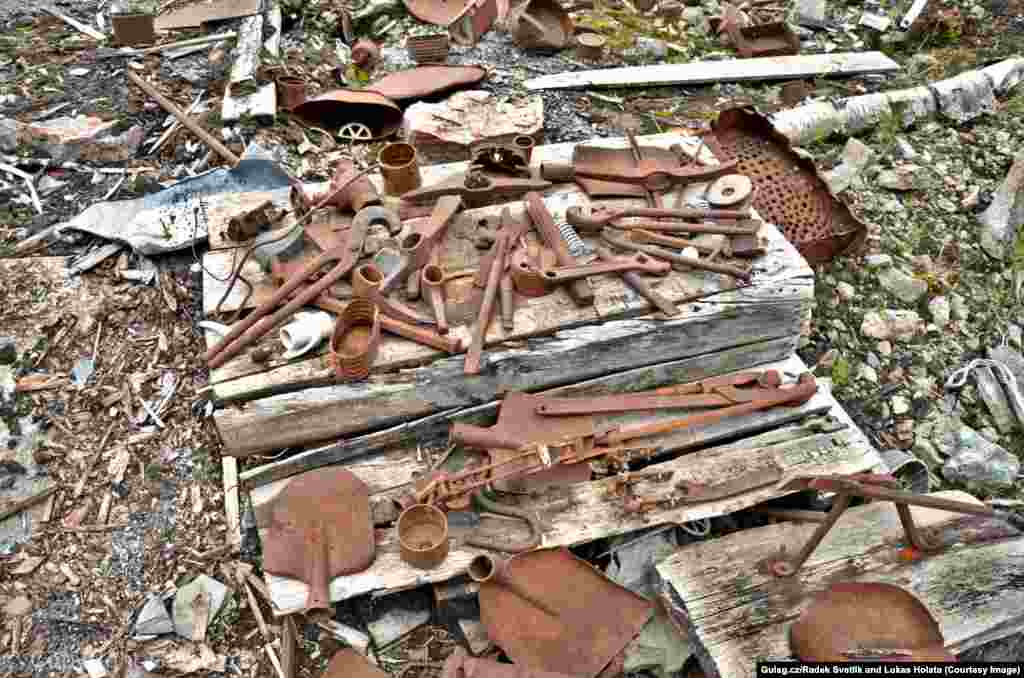 Инструменты на территории бывшего трудового лагеря на урановой шахте в Кодарских горах, Забайкалье