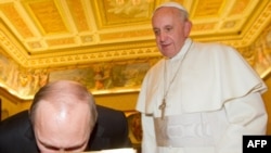 Папа Римский Франциск с Владимиром Путиным во время аудиенции в 2013 году 