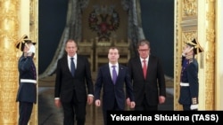 Президент России Дмитрий Медведев в центре, справа – Сергей Приходько, слева – глава МИД Сергей Лавров