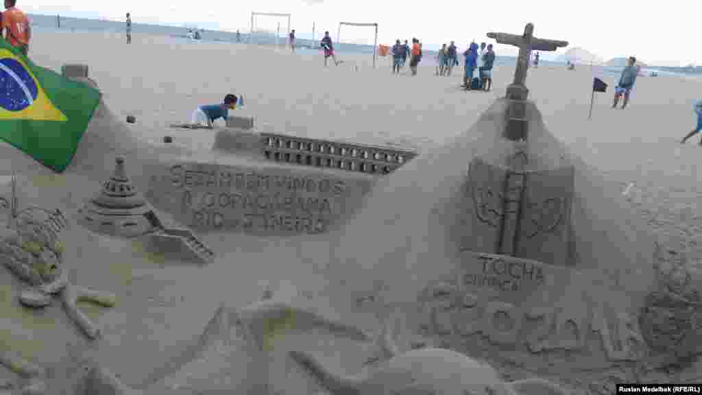 Скульптура из песка, посвященная Олимпиаде, на пляже&nbsp;Копакабана. Сфотографироваться около нее можно за один реал (примерно полдоллара)