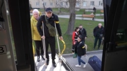 Оксана Василенко и Максим Босой поднимаются в эвакуационный автобус, Львов, 14 апреля 2026 года