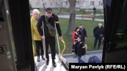 Оксана Василенко и Максим Босой поднимаются в эвакуационный автобус, Львов, 14 апреля 2026 года