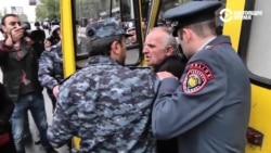 Во время протестов в Ереване водитель маршрутки отказался помогать полиции
