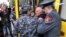Во время протестов в Ереване водитель маршрутки отказался помогать полиции