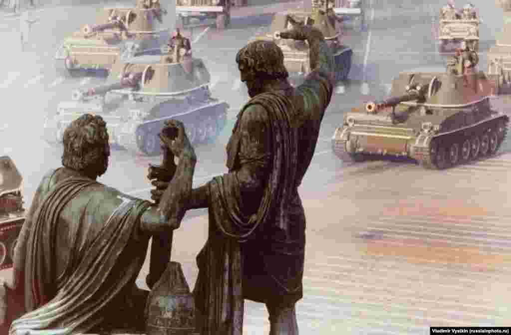 Самоходные гаубицы &quot;Акация&quot; на Красной площади во время военного парада, 1984 год