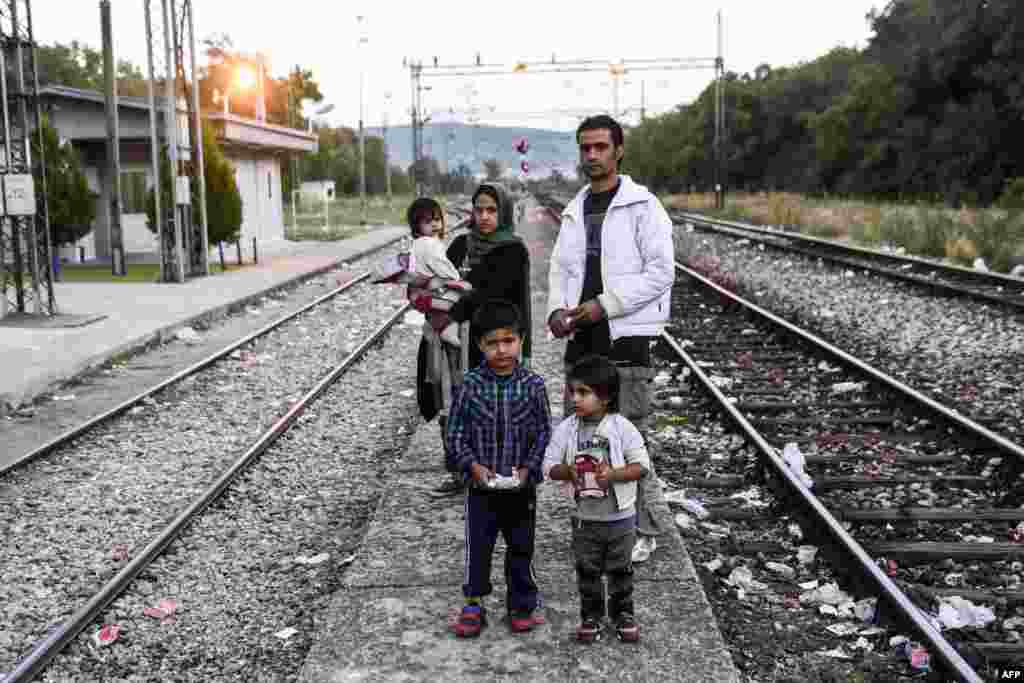 Семья беженцев из Афганистана на железнодорожной станции в Прешево (Сербия). Евросоюз заявляет, что переживает самый серьезный со времен Второй мировой войны кризис, связанный с наплывом беженцев. &nbsp;