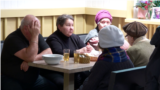 Кто приходит за бесплатными обедами для пенсионеров