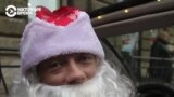 Столяр превращается в Деда Мороза, чтобы нести праздник петербуржцам