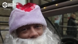 Столяр превращается в Деда Мороза, чтобы нести праздник петербуржцам