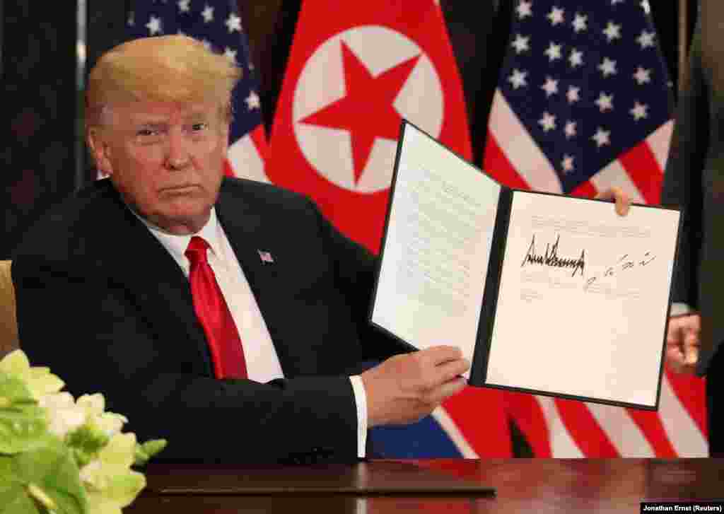 Трамп демонстрирует подписанный документ