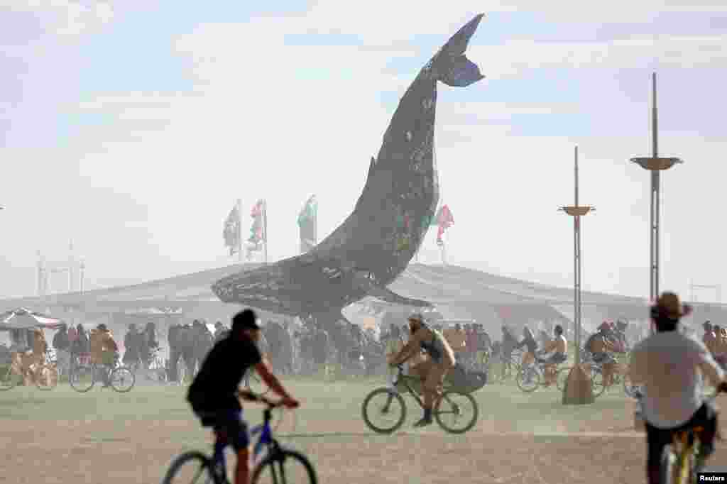 Художники, музыканты и скульпторы со всего мира съезжаются на Burning Man, чтобы представить свои работы