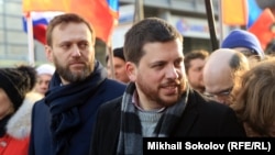 Алексей Навальный (слева) и Леонид Волков на митинге в память убитого в Москве Бориса Немцова