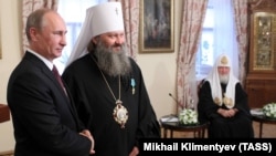 Владимир Путин, митрополит Павел (Лебедь) и глава РПЦ патриарх Кирилл в Киево-Печерской лавре в Киеве в 2013 году