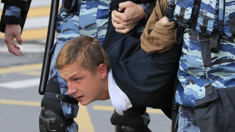 Массовые задержания в центре Москвы: более 220 человек в автозаках