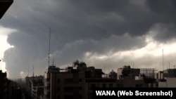 Небо над Тегераном после израильских ударов по нефтехранилищам