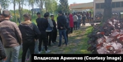 Очередь за едой в миграционном хорватском лагере в Порине.