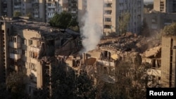 Жилой дом во Львое после российской атаки 