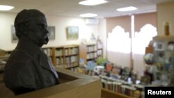 Бюст Тараса Шевченко в Библиотеке украинской литературы в Москве 