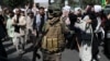 Солдат "Талибана" перед протестующими, 7 сентября 2021 года 