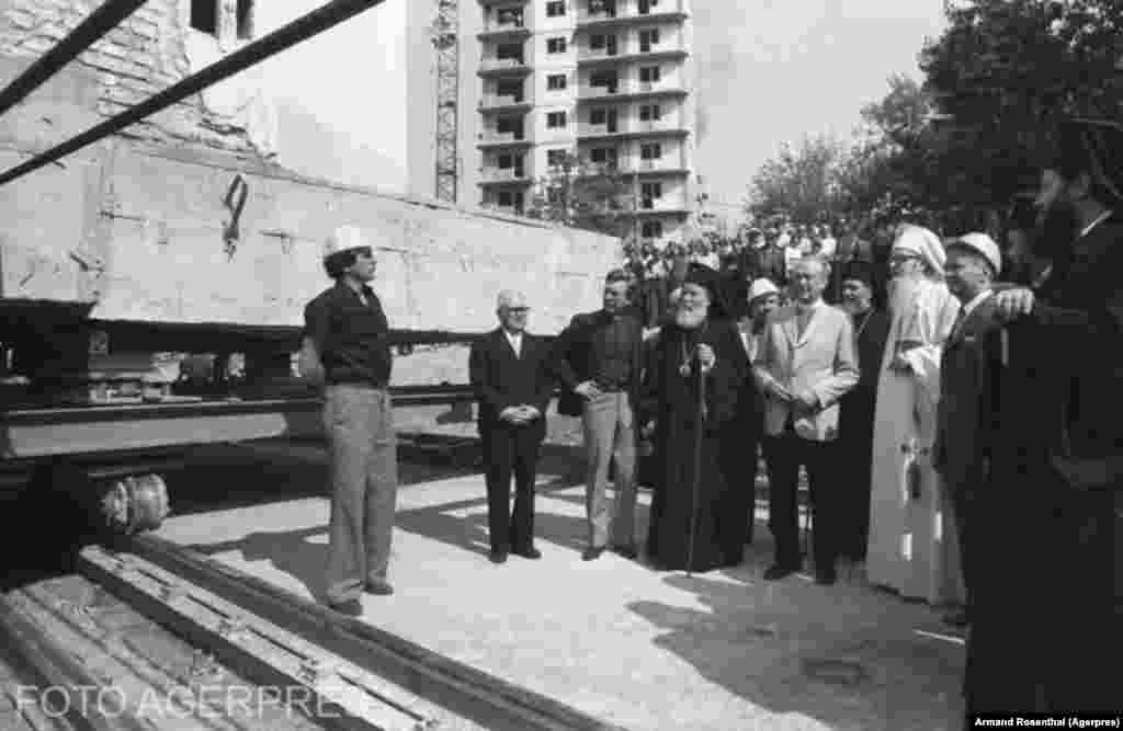 Еуджениу Йордакеску и религиозные деятели наблюдают за перемещением православной церкви Олари в 1982 году
