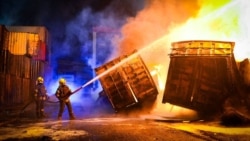 Сотрудники спасательных служб тушат пожар после российского обстрела портовой инфарструктуры Одессы 2 апреля 2026 года
