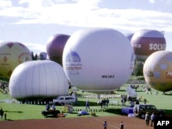 Competitors line up a the start of the Gordon Bennett Cup in September 1995. Stuart-Jervis and Fraenkel's balloon can be seen in the foreground.