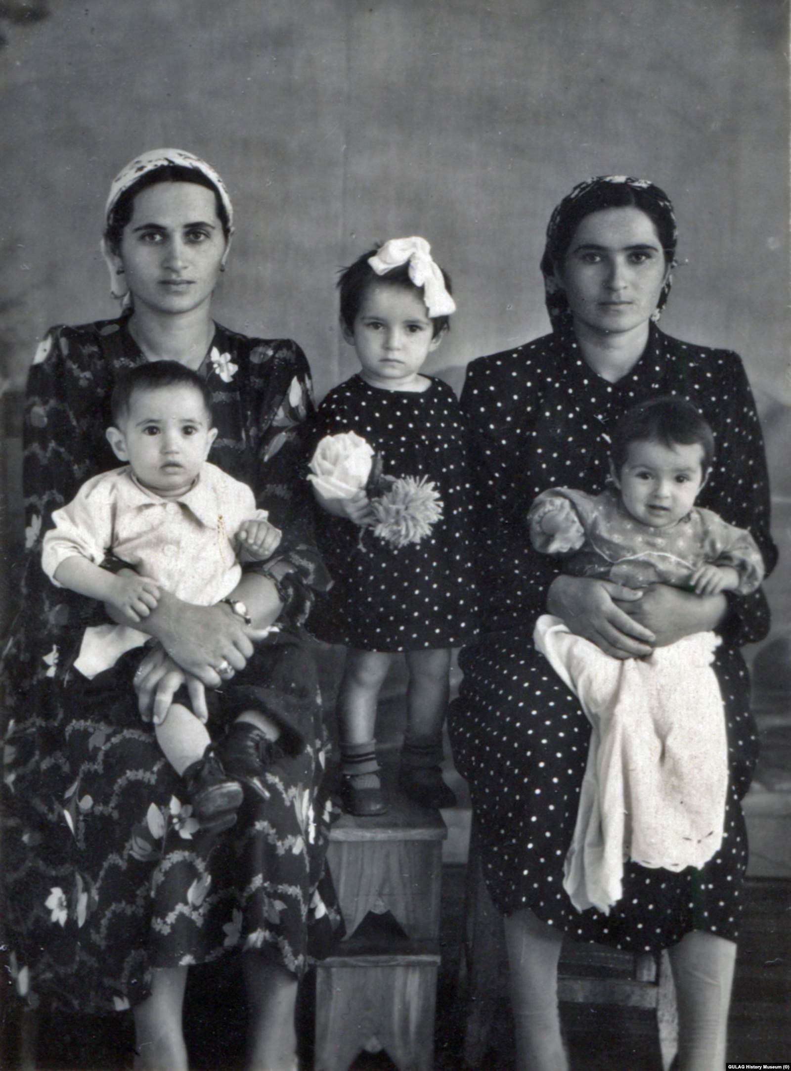 Сестры Якуба, Фадиман и Дебихан, с детьми. Джамбул, 1956 год