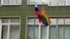 Директор школы в Петербурге написал заявление в полицию из-за ЛГБТ-флага, который подняла ученица