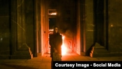 Петр Павленский поджег дверь здания ФСБ в Москве, 9 ноября 2015