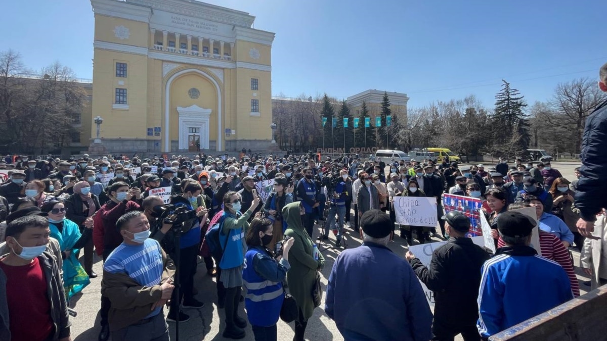 В Казахстане сотни людей вышли на митинги против строительства в стране  новых китайских заводов. Есть задержанные