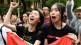 "До сих пор не верю": в Тайване однополые пары начали вступать в брак