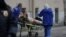 Сотрудники Скорой помощи везут раненного в результате взрыва в метро мужчину. 3 апреля 2017