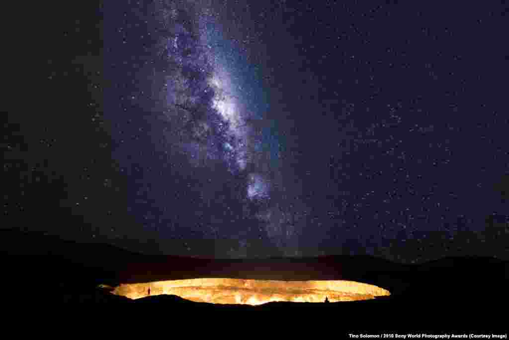 &quot;Дверь в преисподнюю&quot; &ndash; так прозвали газовый кратер Дарваза в Туркменистане. Он уже 45 лет горит, невзирая ни на что. В 1971 году советские ученые обнаружили скопление подземного&nbsp;газа. В результате раскопок и бурения разведочной скважины геологи наткнулись на подземную каверну&nbsp;(пустоту), из-за чего земля провалилась и образовалась большая дыра, наполненная газом. Чтобы вредные для людей и скота газы не выходили наружу, их решили поджечь. Геологи предполагали, что пожар через несколько дней потухнет, но ошиблись. С 1971 года природный газ, выходящий из кратера, непрерывно горит днем и ночью