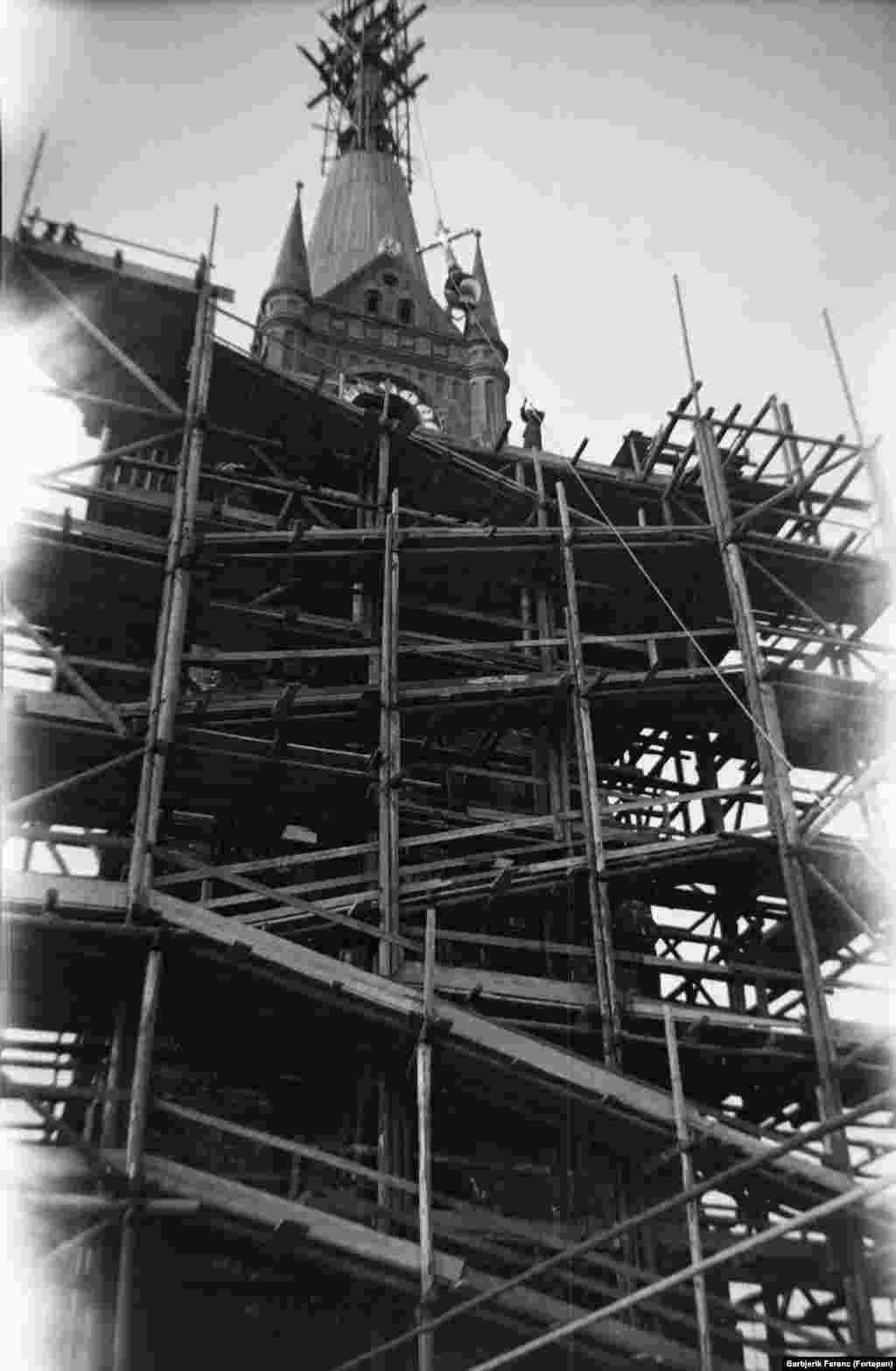 На шпиль церкви Святого Духа устанавливают крест.&nbsp;1937 год