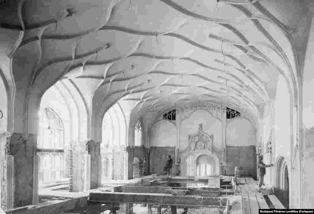 Рабочие в другом зале Минфина. 1903 год. Здание сильно пострадало во время Второй мировой войны и затем было перестроено, но в меньшем масштабе и с более простым декором