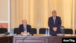 Али Асадов (стоит) в 2017 году