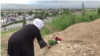 В Таджикистане могилы закрывают пластиком и копают про запас. Чиновники уверяют, что это не связано с коронавирусом