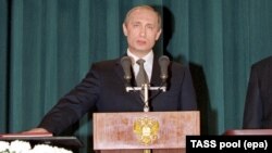 Путин приносит клятву, вступая первый раз в должность президента в 2000 году