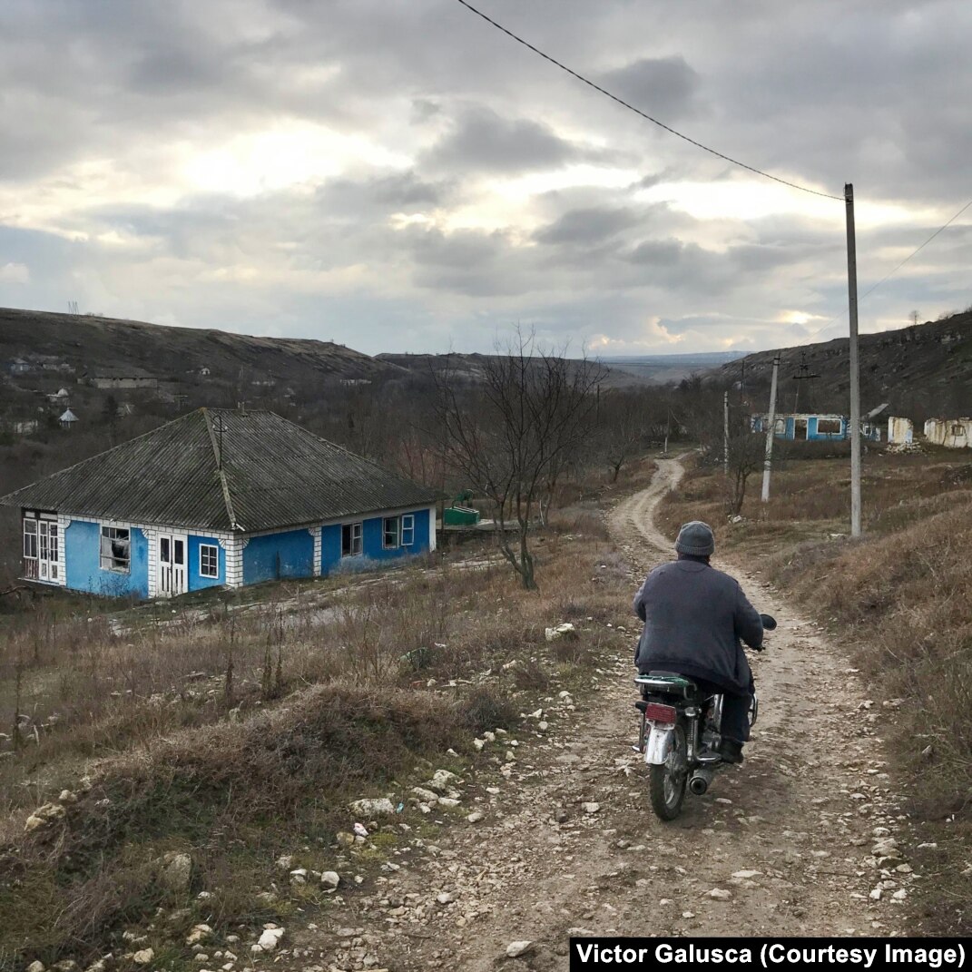 Жизнь глазами сельского фотографа. На чердаке заброшенного дома в Молдове  обнаружили тысячи фотографий советского периода